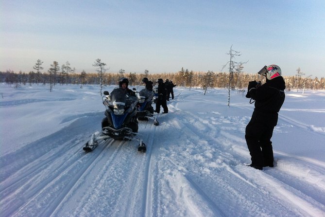 1-Hour Snowmobile Safari Experience - The halfway break and switching drivers