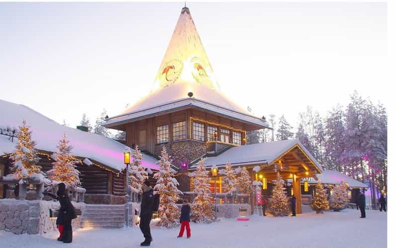 City tour and Santa Claus village visit in Lapland - Crossing the Arctic Circle for the classic photo