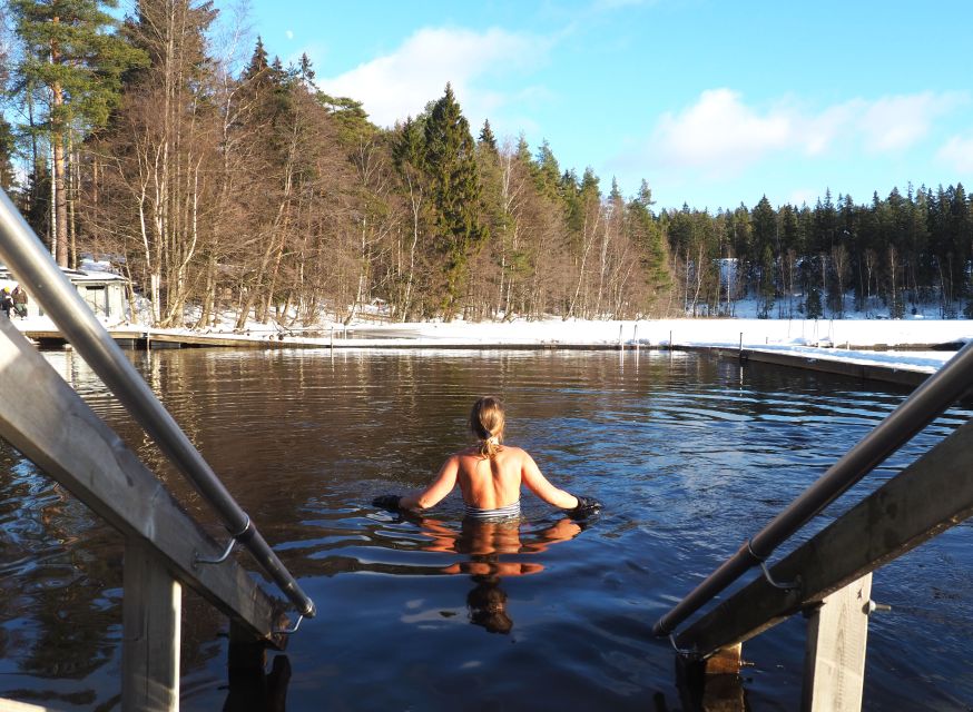 From Helsinki: Hike and Sauna in Sipoonkorpi National Park - A campfire barbecue with views of lakes and trees