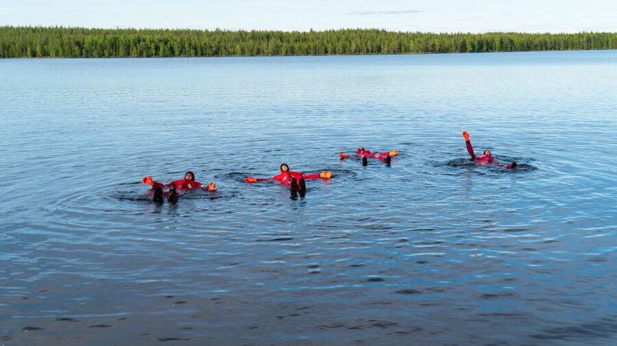 From Rovaniemi: Midnight Sun Forest Lake Float - Blueberry juice, gingerbread, and shore time