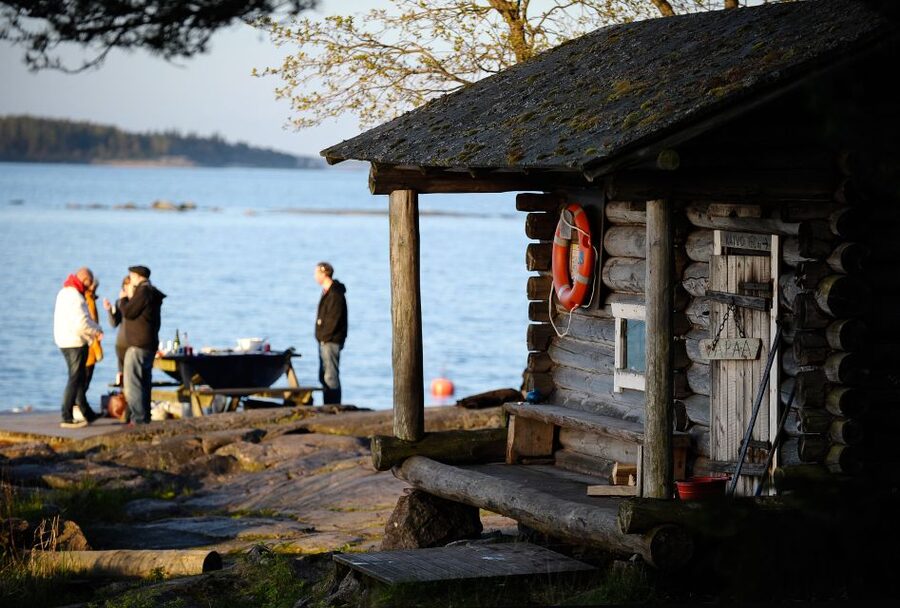 Helsinki: Archipelago RIB Boat Tour with BBQ Lunch and Sauna - Walking ashore on the recreational island