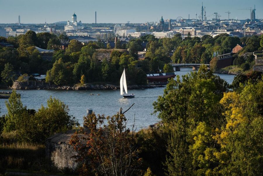 Helsinki: City and Outer Islands Guided RIB Boat Tour - Villas, embassies, and the Kaivopuisto shore