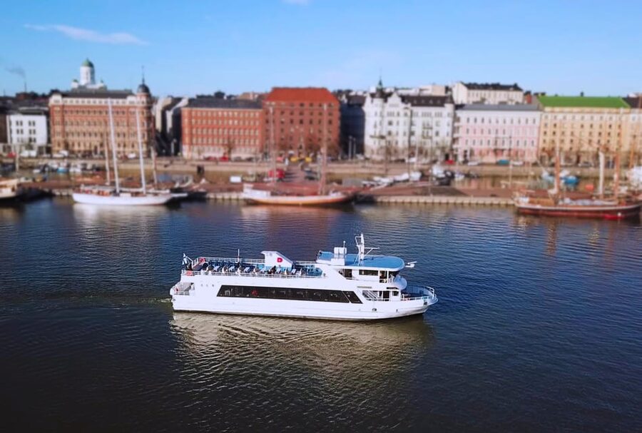 Helsinki: Evening Archipelago Cruise - Commentary and the limits of a quiet cruise