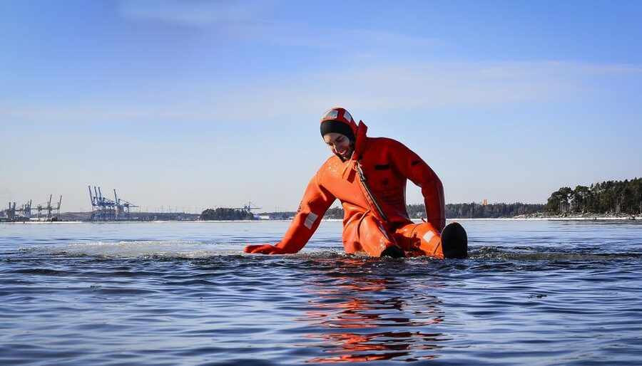 Helsinki: Floating Experience in a Survival Suit - The first water lesson: buoyancy and calm