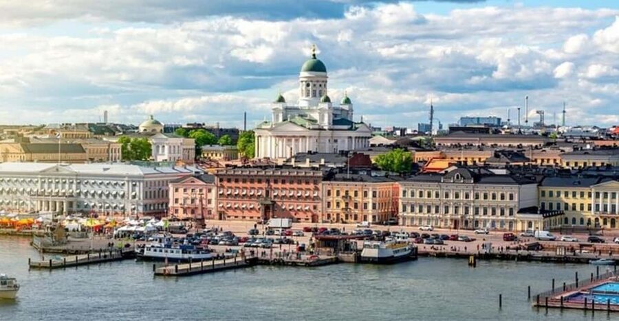 Helsinki : Highlights Walking Tour - Esplanadi: a green pause in the city center