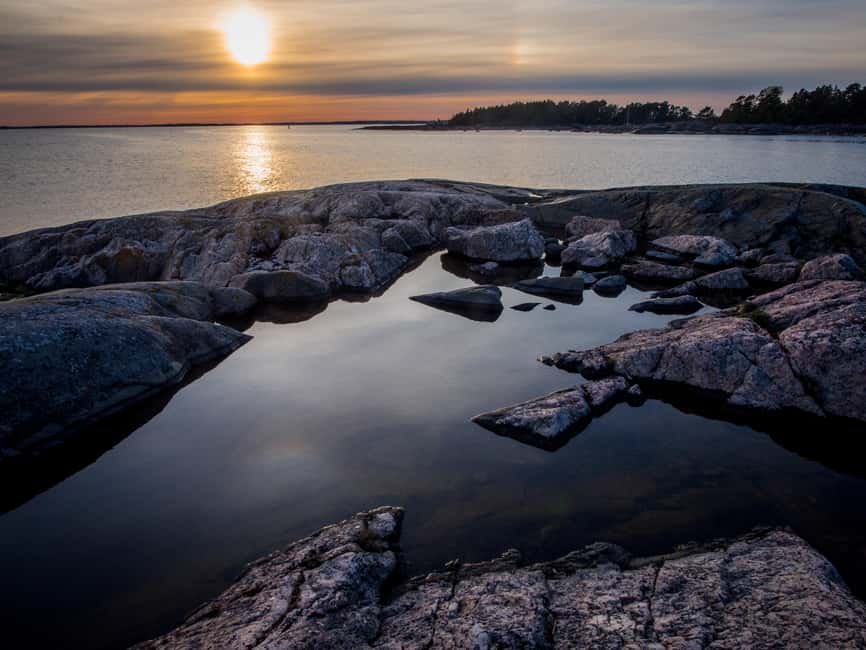 Helsinki: Midnight Sun Kayaking Tour with Campfire - A 45-minute island break by the fire