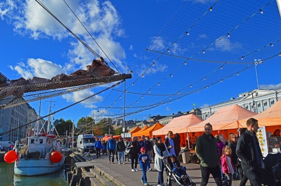 Helsinki Shore Excursion: City Sightseeing and Suomenlinna - Walking through the King’s Gate and Great Courtyard