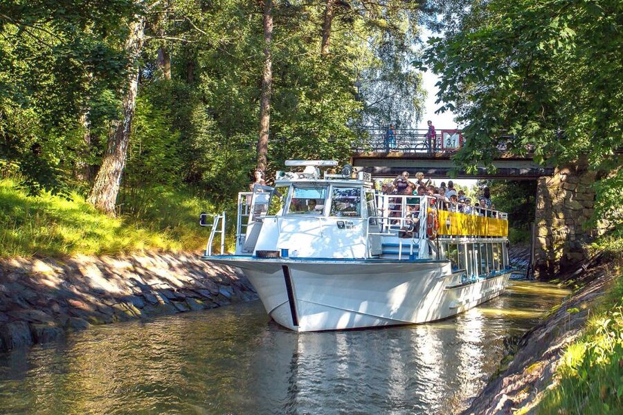 Helsinki: Sightseeing Canal Cruise with Audio Commentary - Icebreakers and the return toward Katajanokka