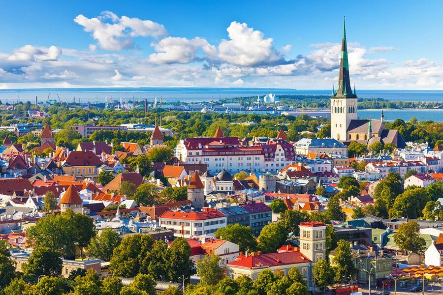 Helsinki: Tallinn Guided Day Tour with Ferry Crossing - Walking Tallinn’s medieval Old Town