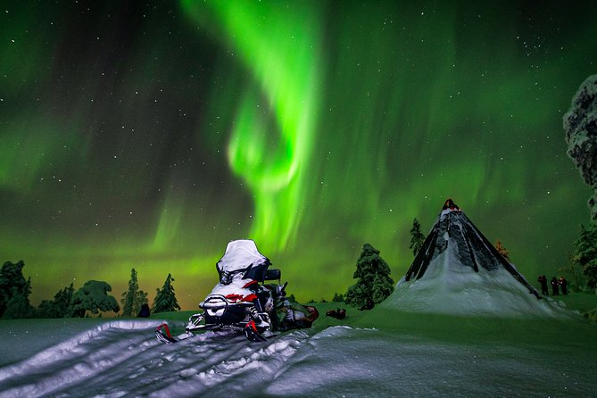 Hunting Northern Lights by Snowmobiles - Riding snowmobiles into Saariselkä’s darkness