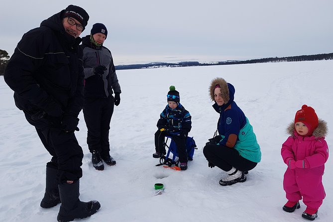 Ice fishing by car with hot beverages at Pyhä-Luosto - The pickup and drive from Pyhä-Luosto