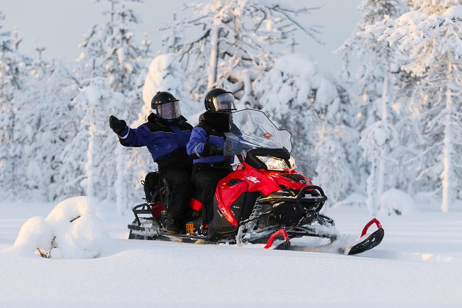 In Pursuit of Reindeer - Snowmobile safari to reindeer farm in Rovaniemi - Learning to handle the snowmobile