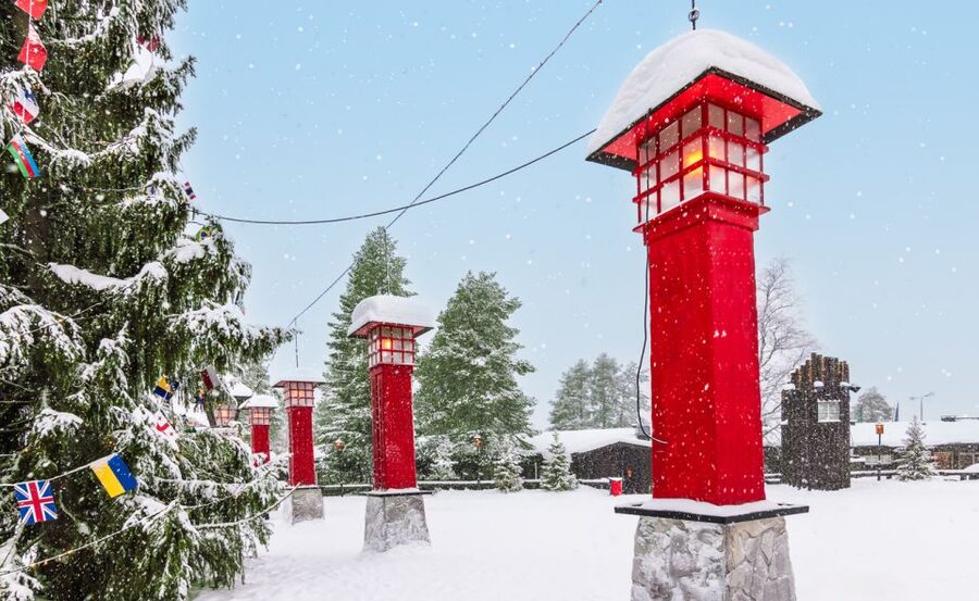 Levi: Day Trip to Santa Claus Village with Lunch - The long road from Levi to Rovaniemi