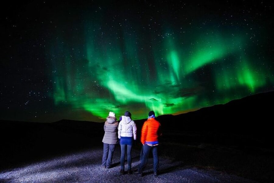 Levi: Northern Lights Hunt Including Campfire Snacks - The lake setting gives the hunt its character