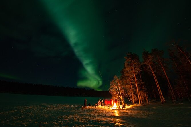 Northern Lights Hunting in Lappish old cottage - Guides, explanations, and the photo service