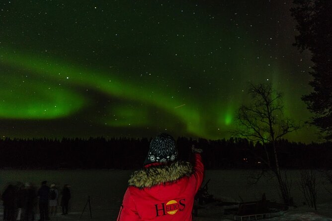 Northern Lights Hunting in Lappish old cottage - Why the frozen lake and northern view matter