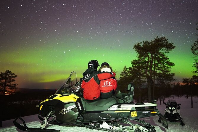 Northern Lights Snowmobile Hunt - Families, children, and shared snowmobiles