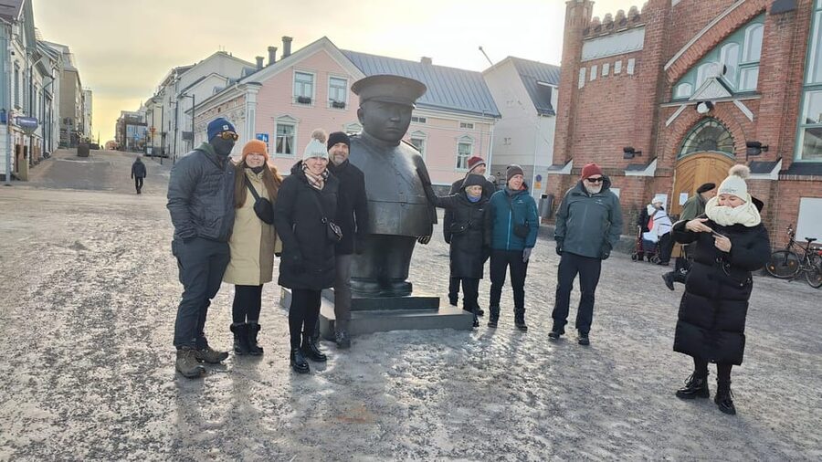 Oulu: City Tour - Starting beneath Oulu’s famous policeman
