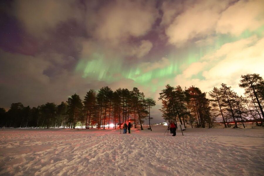 Rovaniemi: Aurora Hunting Tour with Photography by Van - From frozen lakes to quiet forest roads