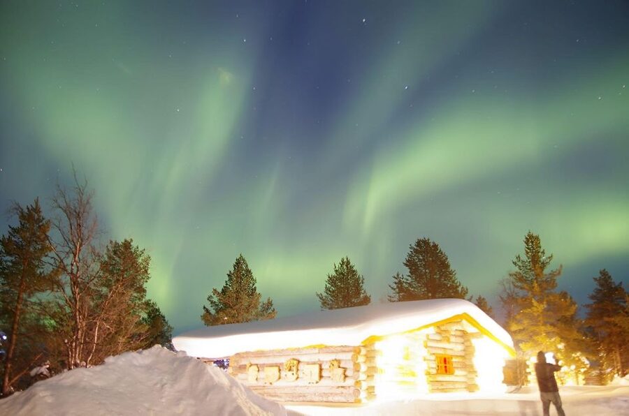Rovaniemi: Aurora Hunting Tour with Photography by Van - Local guides make the night feel personal