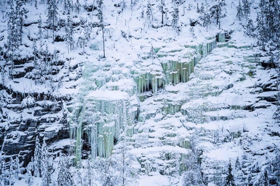 Rovaniemi: Frozen Waterfalls of Korouoma Canyon & Pro Photos - Lunch beside a fire at the lean-to