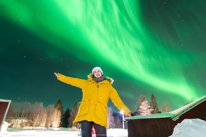 Rovaniemi: Genuine Aurora Hunting with Unlimited Pro Photos - Hot berry juice, cookies, and the long wait