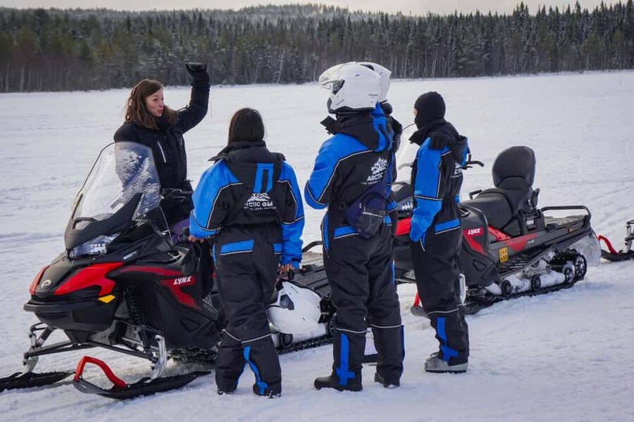 Rovaniemi: Guided Wilderness Snowmobile Safari & Barbeque - A break beside the fire