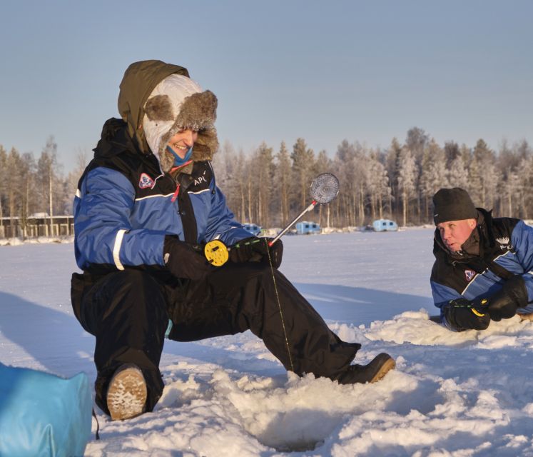 Rovaniemi: Ice-Fishing like a Finn - Waiting beside the fire