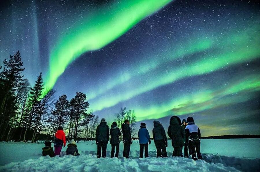 Rovaniemi: Lapland Northern Lights Tour with BBQ - Group size and the feel of the evening