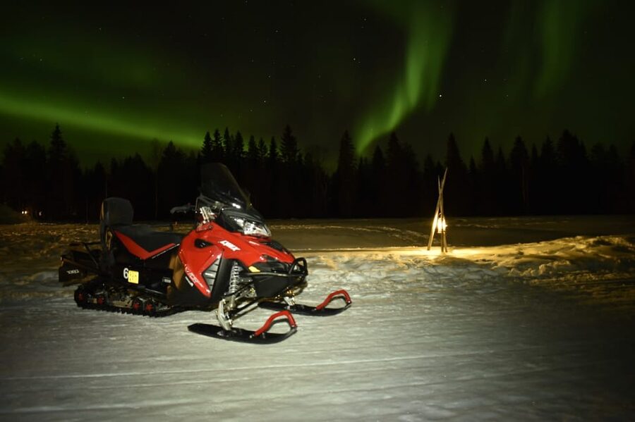 Rovaniemi: Night Snowmobile Tour - Apukka Resort and the snowmobile briefing