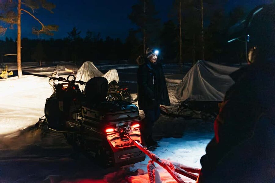 Rovaniemi: Northern Lights Family-Friendly Snowmobile Safari - A warm pause halfway through the ride