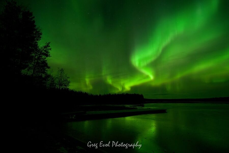 Rovaniemi: Northern Lights Hunting in Lappish old cottage - A campfire that gives the waiting time a purpose