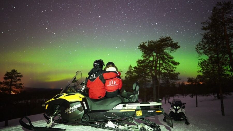 Rovaniemi: Northern Lights Snowmobile Hunt - Meeting in central Rovaniemi