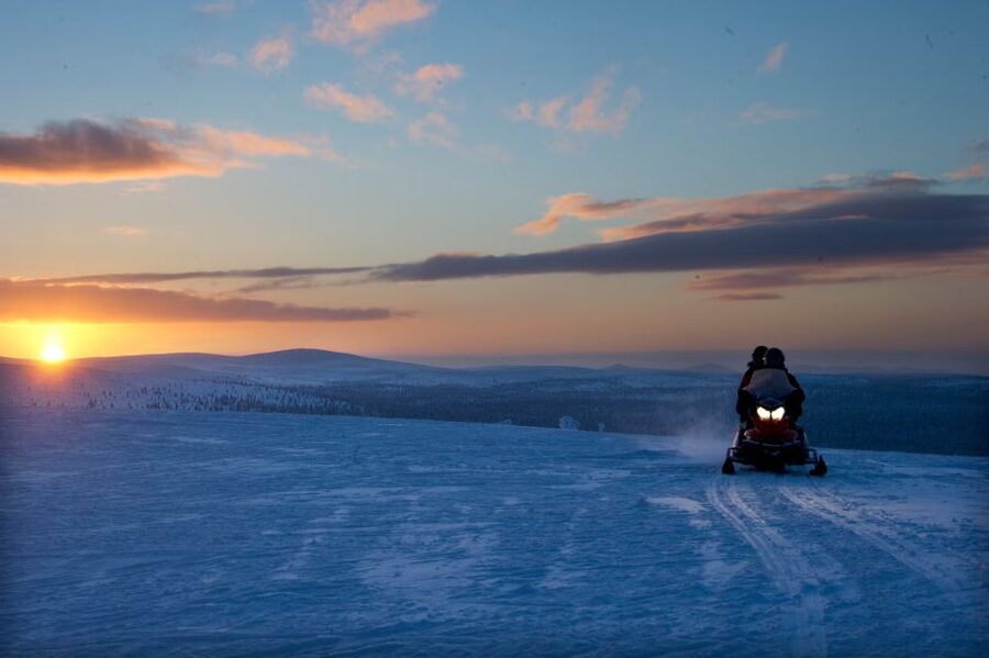 Rovaniemi: Northern Lights Snowmobile Tour - The guides shape the experience