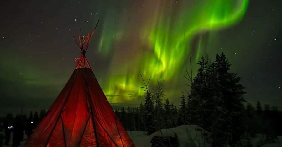 Rovaniemi: Northern Lights Tour at the Campfire - The teepee gives the evening a useful refuge