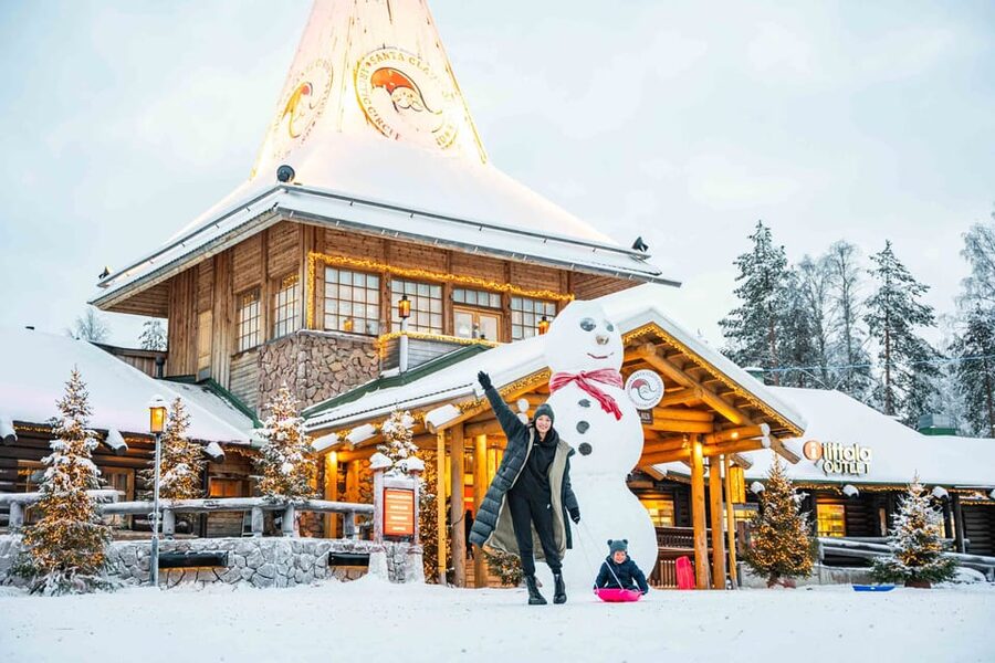 Rovaniemi: Private Pro Photoshoot in Santa Claus Village - Who should book this experience