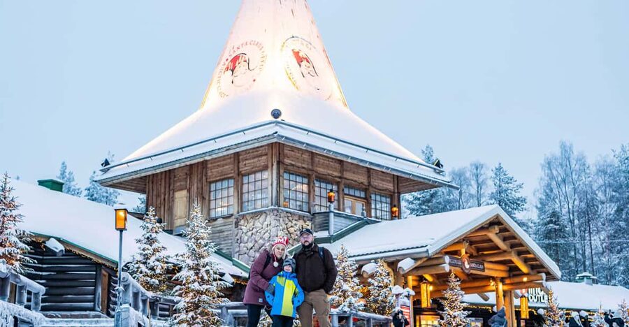 Rovaniemi: Private Pro Photoshoot in Santa Claus Village - A private photo session at the Arctic Circle