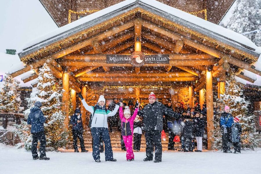 Rovaniemi: Private Pro Photoshoot in Santa Claus Village - One hour with the photographer