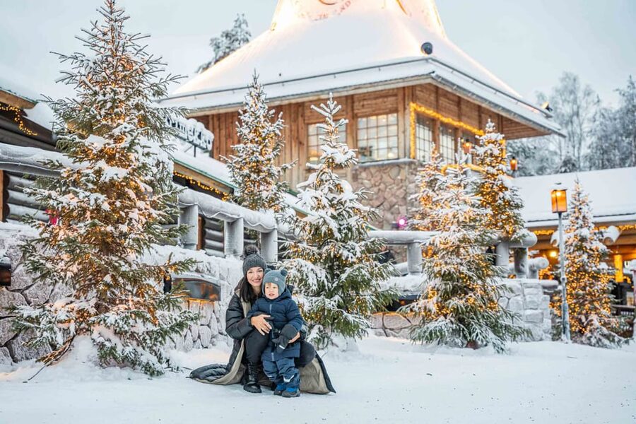 Rovaniemi: Private Pro Photoshoot in Santa Claus Village - Staying to meet Santa after the shoot