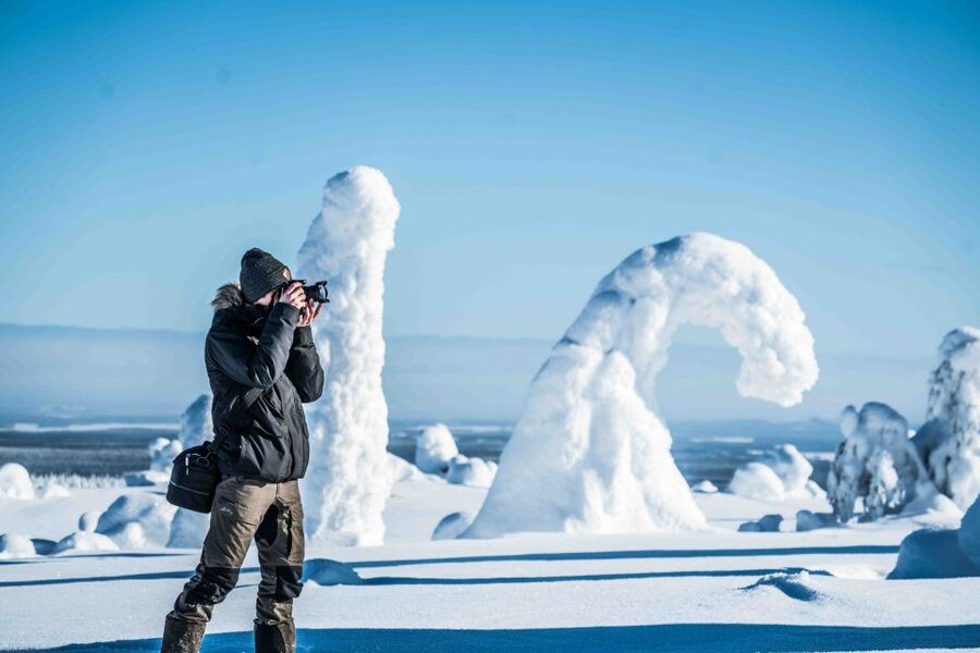 Rovaniemi: Riisitunturi National Park with Pro Photos & BBQ - A 4 km hike through snow-covered forest