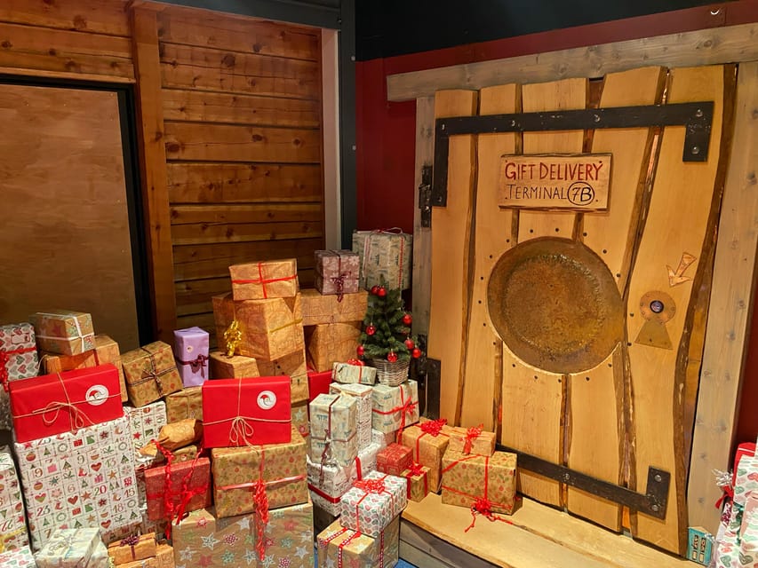 Rovaniemi: Santa Claus Village and Husky sledge/guided tour - Santa Claus Village, where Christmas runs all year