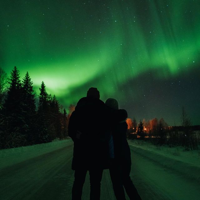 Rovaniemi: Small Group Aurora Hunt-full money back guarantee - Waiting for the first green streak