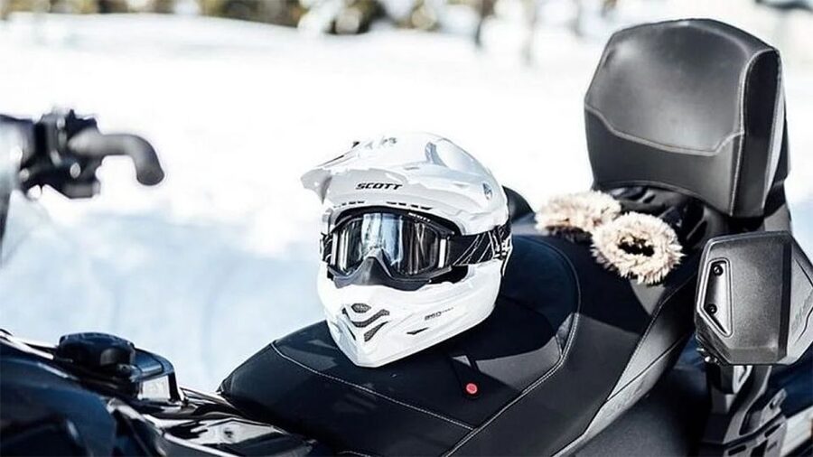 Rovaniemi: Snowmobile Safari Adventure - Riding through snowy forests and across frozen lakes