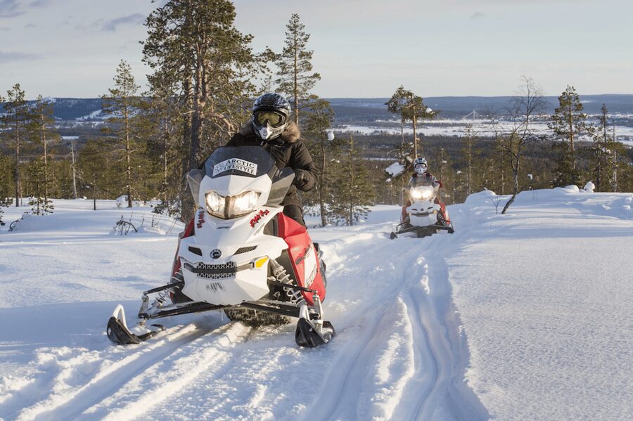Rovaniemi: Snowmobile Sprint Safari - Taking turns on a shared snowmobile