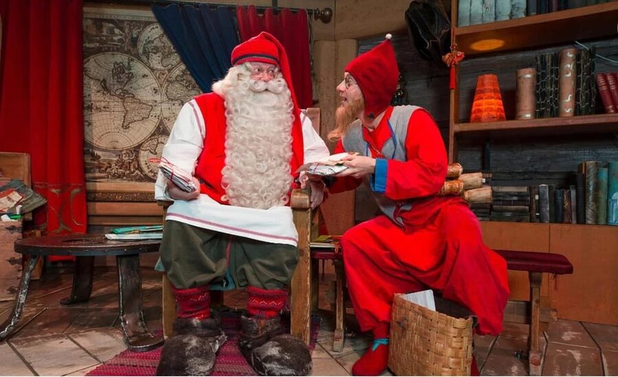 Rovaniemi: Tour to Santa Claus Village with Hotel pick up - Crossing the Arctic Circle line