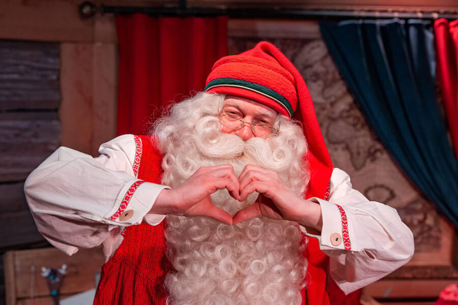 Rovaniemi: Tour to Santa Claus Village with Hotel pick up - Meeting Santa and handling the photo cost