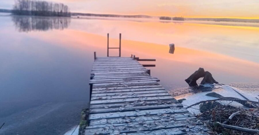 Rovaniemi: Traditional Sauna and Ice Swimming Experience - Views, frozen water, and Northern lights