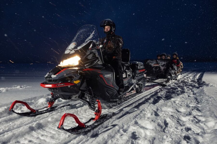 Ruka: Starlight sledging to search for Northern Lights - Riding into Ruka’s forest after dark