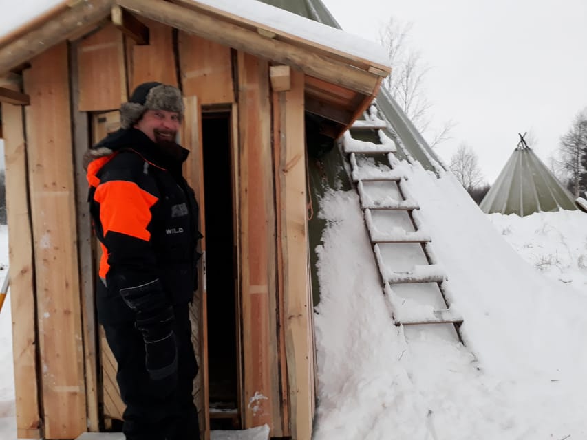 Saariselkä: Ice Fishing Tour to Lake Inari, reindeers& lunch - Ice fishing with a rod, worm, and patience