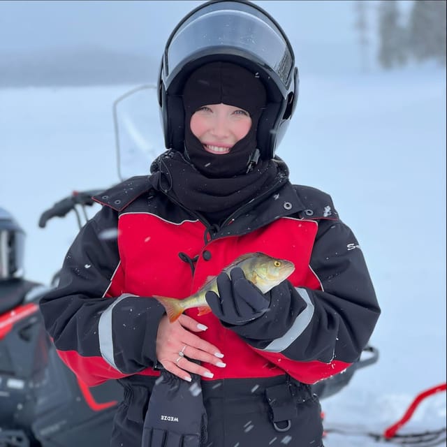 Saariselkä: Ice Fishing Tour to Lake Inari, reindeers& lunch - From Saariselkä to Koppelo in borrowed winter gear